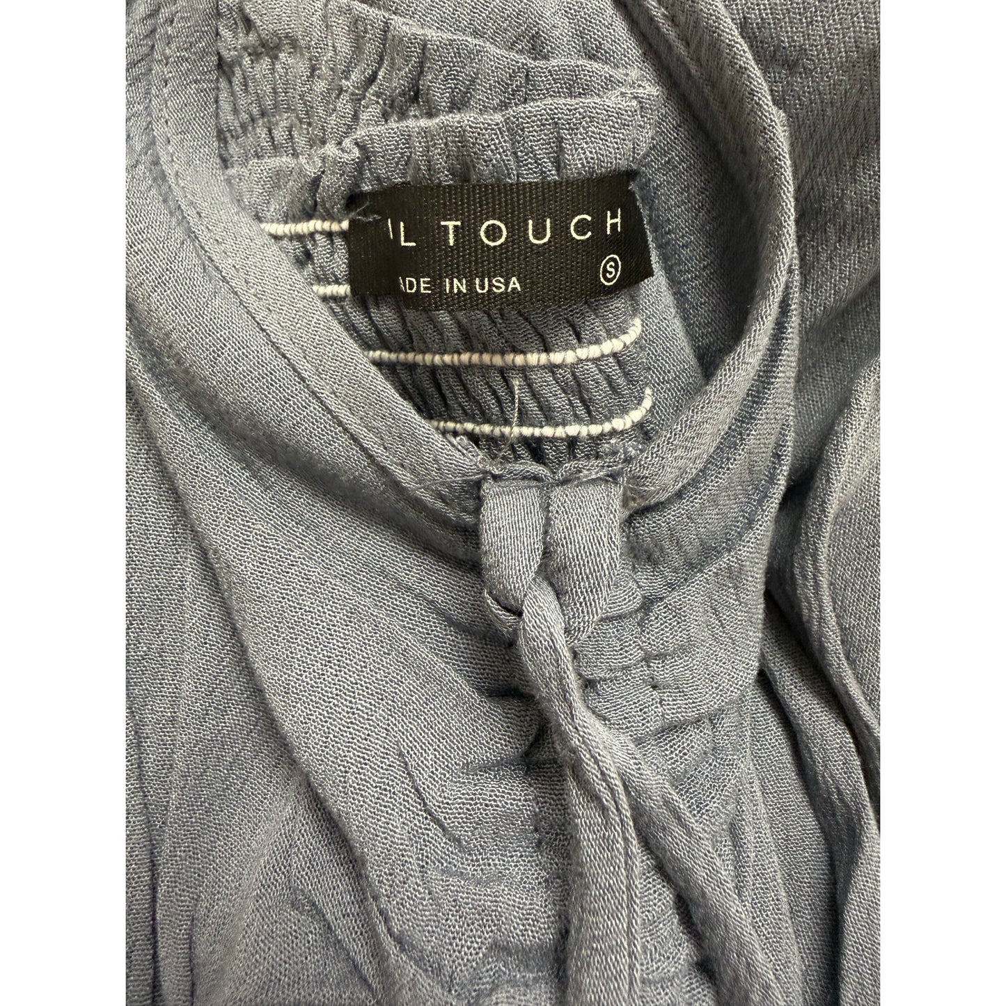 WOVEN SOLID FRONT RUCHED ROUND HEMMING MIDI JUMPSUIT.
100% RAYON GAUZE
MADE IN USA