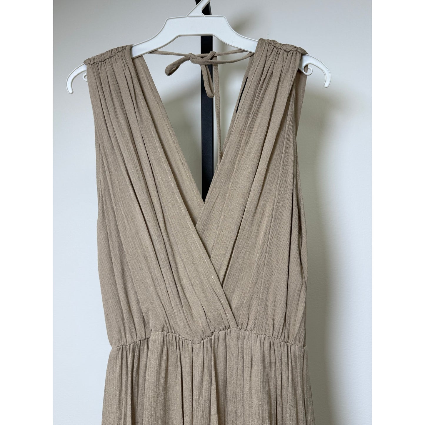 Chic Sleeveless Wide-Leg Jumpsuit – Beige / Neutral