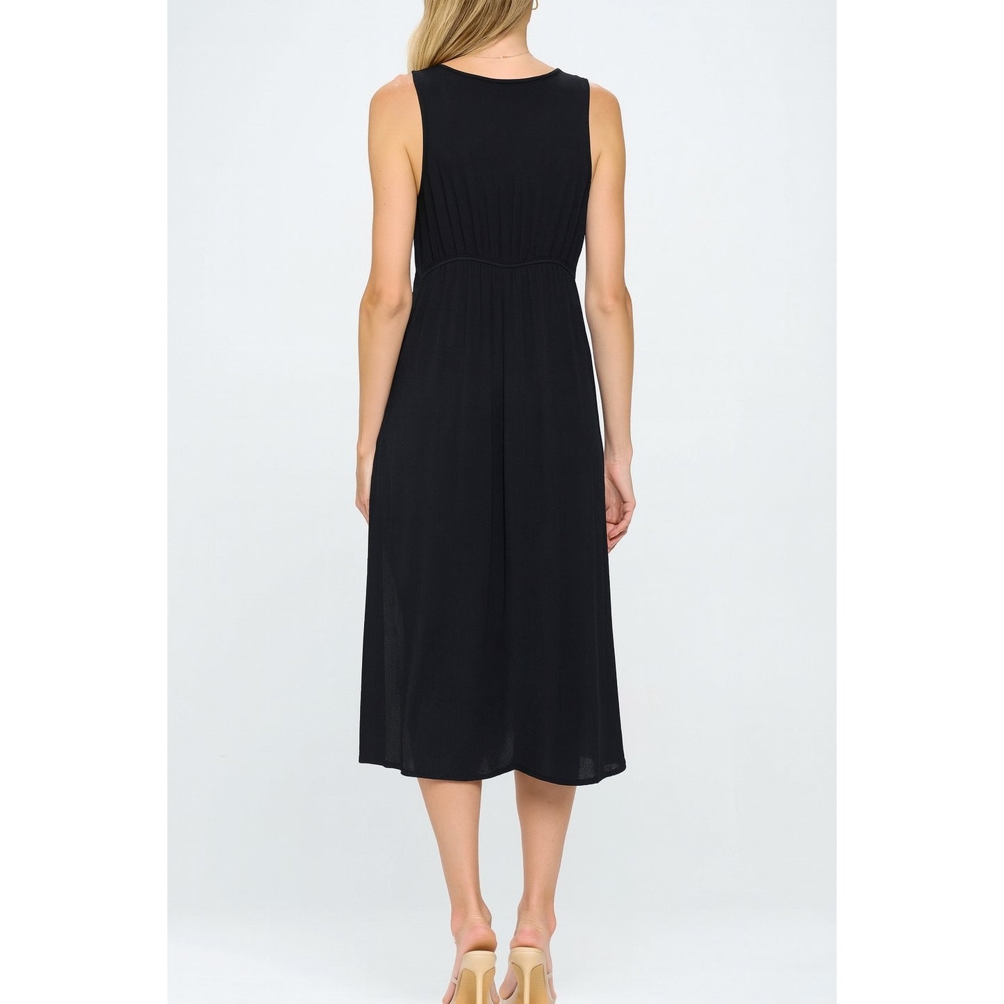 PRE-WASHED SOLID GAUZE SLEEVELESS DEEP V-NECK FRONT KNOT MAXI DRESS.
100% RAYON